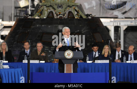 Il Centro Spaziale Kennedy, Florida, Stati Uniti d'America. Il 21 febbraio, 2018. Stati Uniti Vice Presidente Mike Pence, presidente della National Space consiglio, rende le osservazioni di apertura a seconda riunione il 21 febbraio 2018 presso il Kennedy Space Center in Florida. Il Trump administration ristabilito il Consiglio nel mese di giugno, 2017. Credito: Paul Hennessy/Alamy Live News Foto Stock