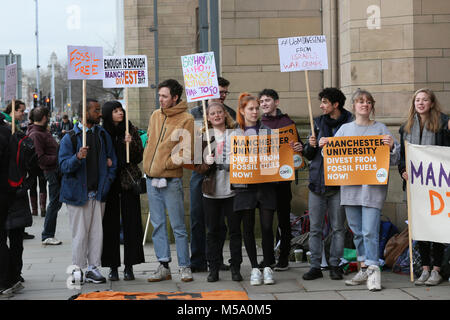 Manchester, Regno Unito. Il 21 febbraio, 2018. Gli studenti protestano chiamando per l'Università di Manchester a cedere da investimenti in Israele e i combustibili fossili, Università di Manchester, Manchester, xx febbraio, 2018 (C)Barbara Cook/Alamy Live News Credito: Barbara Cook/Alamy Live News Foto Stock