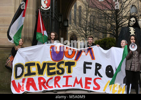 Manchester, Regno Unito. Il 21 febbraio, 2018. Gli studenti protestano chiamando per l'Università di Manchester a cedere da investimenti in Israele, Università di Manchester, Manchester, xx febbraio, 2018 (C)Barbara Cook/Alamy Live News Credito: Barbara Cook/Alamy Live News Foto Stock