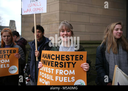 Manchester, Regno Unito. Il 21 febbraio, 2018. Gli studenti protestano chiamando per l'Università di Manchester a cedere da combustibili fossili, Università di Manchester, Manchester, xx febbraio, 2018 (C)Barbara Cook/Alamy Live News Credito: Barbara Cook/Alamy Live News Foto Stock