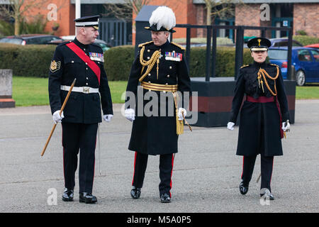 Windsor, Regno Unito. Il 21 febbraio, 2018. Il Maggiore Generale Ben Bathurst (c), il maggiore generale comandando la divisione di uso domestico, Garrison Sergente Maggiore WO1 Andrew Stokes (l) e il Capitano Bethan Acque (r) preparare per effettuare il controllo annuale del 1° Battaglione guardie Coldstream, scelto per la sua truppa di colore per la regina il compleanno Parade il 9 giugno. I soldati sono testati sulla conoscenza militare, la storia, i valori e gli standard e le loro divise, presentazione e trapanare sono esaminati minuziosamente. Credito: Mark Kerrison/Alamy Live News Foto Stock