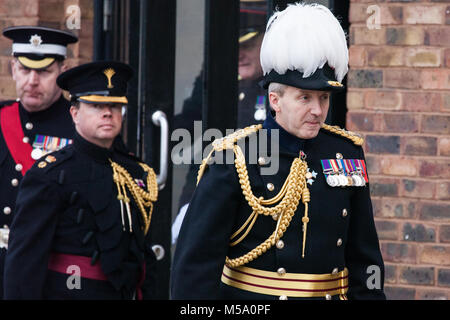 Windsor, Regno Unito. Il 21 febbraio, 2018. Il Maggiore Generale Ben Bathurst (r), il maggiore generale comandando la divisione di uso domestico e guarnigione Sergente Maggiore WO1 Andrew Stokes (l) preparare per effettuare il controllo annuale del 1° Battaglione guardie Coldstream, scelto per la sua truppa di colore per la regina il compleanno Parade il 9 giugno. I soldati sono testati sulla conoscenza militare, la storia, i valori e gli standard e le loro divise, presentazione e trapanare sono esaminati minuziosamente. Credito: Mark Kerrison/Alamy Live News Foto Stock