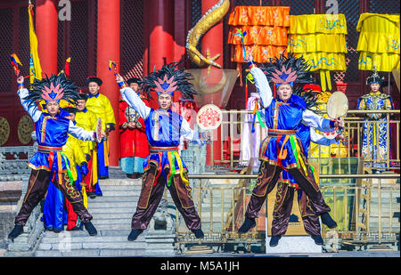 Shenyang, Shenyang, Cina. Il 21 febbraio, 2018. Shenyang, Cina-21st Febbraio 2018: persone nei tradizionali costumi reale di mettere su prestazioni a Mukden Palace a Shenyang, nordest ChinaÃ¢â'¬â"¢s Provincia di Liaoning, mostrando persone le scene del Regio celebrazioni durante il nuovo anno lunare cinese. Credito: SIPA Asia/ZUMA filo/Alamy Live News Foto Stock