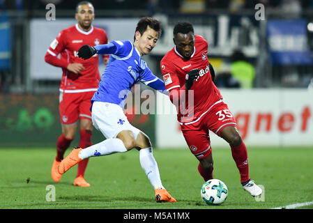 21 febbraio 2018, Germania, Darmstadt: calcio tedesco Seconda Bundesliga, Darmstadt 98 vs. 1. FC Kaiserslautern, XIX gioco giorno, Merck Stadium a Boellenfalltor: Kaiserslautern's Osayamen Osawe (R) e di Darmstadt Dong-Won Ji si contendono la palla. (EMBARGO CONDIZIONI - ATTENZIONE: grazie alle linee guida di accreditamento, il DFL consente solo la pubblicazione e utilizzazione di fino a 15 immagini per corrispondenza su internet e nei contenuti multimediali in linea durante la partita.) Foto: Uwe Anspach/dpa - Nutzung nur nach Vereinbarung vertraglicher Foto Stock