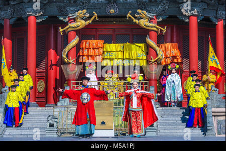 Shenyang, Shenyang, Cina. Il 21 febbraio, 2018. Shenyang, Cina-21st Febbraio 2018: persone nei tradizionali costumi reale di mettere su prestazioni a Mukden Palace a Shenyang, nordest ChinaÃ¢â'¬â"¢s Provincia di Liaoning, mostrando persone le scene del Regio celebrazioni durante il nuovo anno lunare cinese. Credito: SIPA Asia/ZUMA filo/Alamy Live News Foto Stock