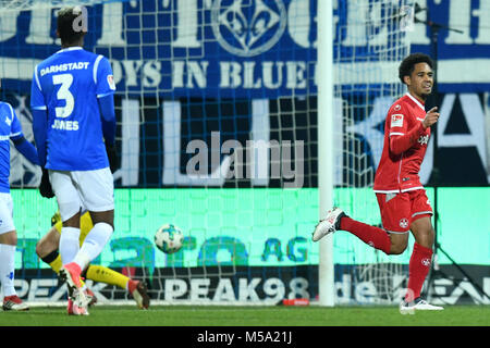 21 febbraio 2018, Germania, Darmstadt: calcio tedesco Seconda Bundesliga, Darmstadt 98 vs. 1. FC Kaiserslautern, XIX gioco giorno, Merck Stadium a Boellenfalltor: Kaiserslautern's Phillipp Mwene (R) punteggio celebra il suo lato del secondo obiettivo. (EMBARGO CONDIZIONI - ATTENZIONE: grazie alle linee guida di accreditamento, il DFL consente solo la pubblicazione e utilizzazione di fino a 15 immagini per corrispondenza su internet e nei contenuti multimediali in linea durante la partita.) Foto: Uwe Anspach/dpa - Nutzung nur nach Vereinbarung vertraglicher Foto Stock