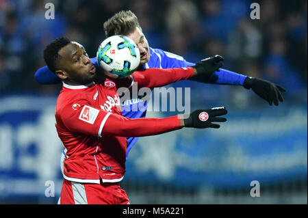 21 febbraio 2018, Germania, Darmstadt: calcio tedesco Seconda Bundesliga, Darmstadt 98 vs. 1. FC Kaiserslautern, XIX gioco giorno, Merck Stadium a Boellenfalltor: Kaiserslautern's Osayamen Osawe (L) e di Darmstadt Immanuel Hoehn vie per la palla. (EMBARGO CONDIZIONI - ATTENZIONE: grazie alle linee guida di accreditamento, il DFL consente solo la pubblicazione e utilizzazione di fino a 15 immagini per corrispondenza su internet e nei contenuti multimediali in linea durante la partita.) Foto: Uwe Anspach/dpa - WICHTIGER HINWEIS: Aufgrund der Akkreditierungsbestimmungen der DFL ist die Publikation und Weiterverwertung im Internet Foto Stock