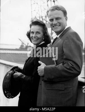Febbraio 21, 2018 - file - WILLIAM FRANKLIN GRAHAM JR. (B.7 Novembre 1918 d.21 febbraio 2018) era un americano Christian evangelista protestante e un Sud ordinato ministro battista che divenne noto a livello internazionale dal 1949. Egli è stato chiamato uno dei più influenti predicatori del xx secolo, tenere grandi discorsi che sono state trasmesse alla radio e alla televisione per sei decenni. Nella foto: 24 Maggio 1966 - Southampton, England, Regno Unito - BILLY GRAHAM e sua moglie a bordo della oceanliner Queen Mary che arrivano a Southampton per il Billy Graham Greater London crociata 1966. (Credito Imag Foto Stock