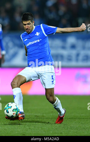 21 febbraio 2018, Germania, Darmstadt: calcio tedesco Seconda Bundesliga, Darmstadt 98 vs. 1. FC Kaiserslautern, XIX gioco giorno, Merck Stadium a Boellenfalltor: Darmstadt Slobodan Medojevic in azione. (EMBARGO CONDIZIONI - ATTENZIONE: grazie alle linee guida di accreditamento, il DFL consente solo la pubblicazione e utilizzazione di fino a 15 immagini per corrispondenza su internet e nei contenuti multimediali in linea durante la partita.) Foto: Uwe Anspach/dpa - WICHTIGER HINWEIS: Aufgrund der Akkreditierungsbestimmungen der DFL ist die Publikation und Weiterverwertung im Internet und in Online-Medien während des Spiels au Foto Stock