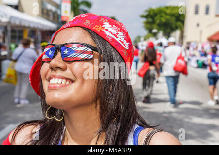 Miami Florida,Little Havana,Calle Ocho,Calle Ocho Festival,festival fiera,Carnevale Miami,festa ispanica,festa di strada,ragazze ragazze,giovani,femmina Foto Stock