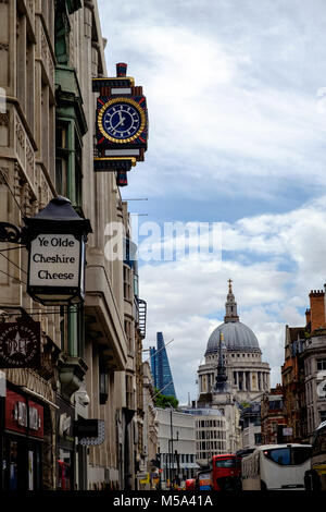 Art deco orologio montato sul vecchio Daily Telegraph edificio, Fleet Street. St Pauls Cathedral in background. Ye Olde Chesire Pub di formaggio in primo piano. Foto Stock