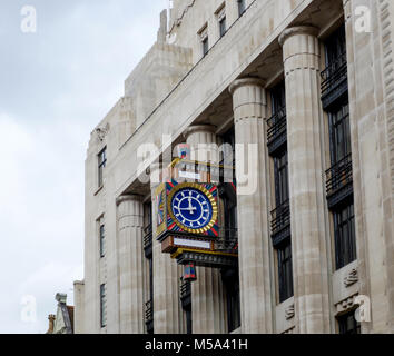 Art deco orologio montato sul vecchio Daily Telegraph edificio, Fleet Street, Londra. Cielo blu con nuvole sulla sinistra. Copia dello spazio. Paesaggio. Foto Stock