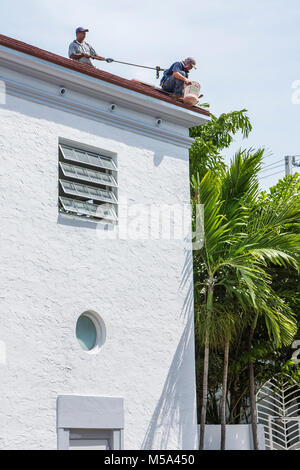 Miami Beach Florida,Fourth 4th Street,riparazione tetto,piastrelle in ceramica,pericoloso,uomo uomini maschio adulti,uomini,sotto costruzione cantiere nuovo costruttore,WO Foto Stock