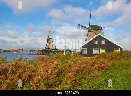 Zaanse Schans un villaggio nei pressi di Zaandijk nel comune di Zaanstad, North Holland, Paesi Bassi. Foto Stock
