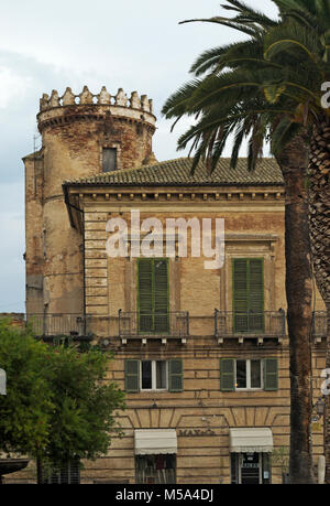 La torretta del Castello Caldoresco, un castello medievale in Vasto, Abruzzo, Italia Foto Stock