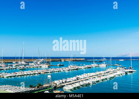 Yacht, barche e barche a vela ormeggiata presso la marina in estate a Castellammare del Golfo in Sicilia, Italia Foto Stock