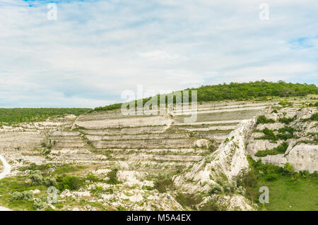 Produzione di magazzino nella cava di argilla blu, enormi macchine per impilare Foto Stock