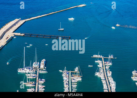 Yacht, barche e barche a vela ormeggiata presso la marina in estate a Castellammare del Golfo in Sicilia, Italia Foto Stock