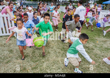 Miami Florida,Hialeah,Milander Park,Easter Egg stravaganza,fiera,comunità ispanica festive,tradizione,caccia alle uova in plastica,ragazzi,ragazzi maschi bambini bambini chi Foto Stock