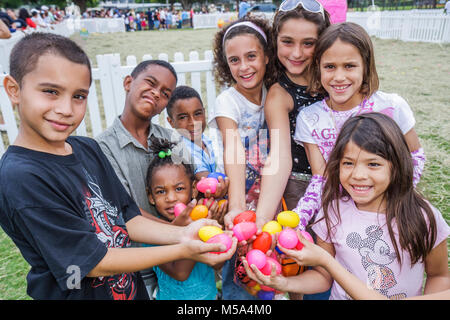 Miami Florida,Hialeah,Milander Park,Easter Egg stravaganza,fiera,comunità ispanica festive,tradizione,caccia alle uova in plastica,ragazzi,ragazzi maschi bambini bambini chi Foto Stock