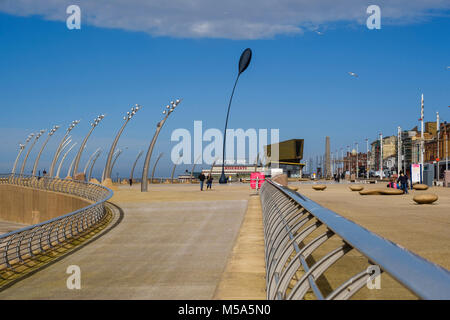 Vista di Blackpool promenade moderised guardando verso la famiglia bar sul molo nord Foto Stock