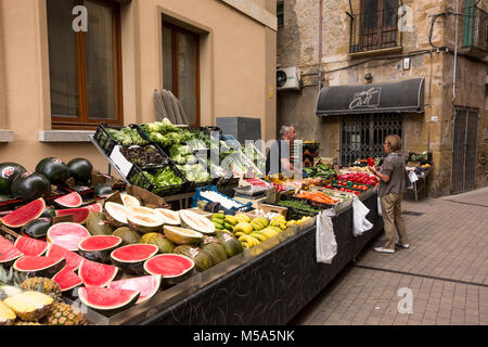 In stallo la vendita di frutta e verdura al mercato settimanale in La Bisbal d'Emporda, Baix Empordà, Catalogna, Spagna Foto Stock