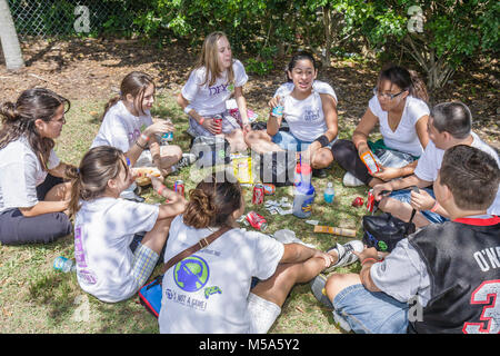 Miami Florida,Metrozoo,zoo,Drug Free Fest,Drug Free Youth in Town DFYIT club,anti-dipendenza programma organizzazione no-profit,gita sul campo,teen te ispanico Foto Stock