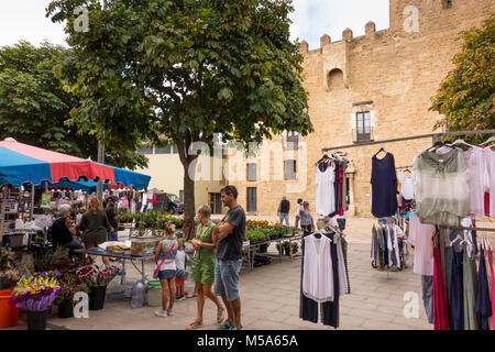 Le bancarelle del mercato istituito in Plaça del Castell al mercato settimanale in La Bisbal d'Emporda, Baix Empordà, Catalogna, Spagna Foto Stock