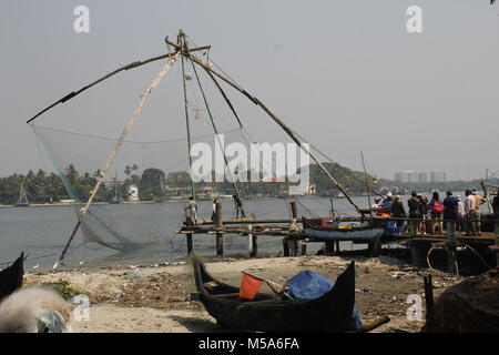 Cinese di reti da pesca in Fort Kochi Beach Kerala Foto Stock