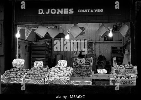 Regno Unito, Galles Cardiff City Centre, Hayes, vecchio Cardiff mercato aperto, D' Jones di frutta e verdura in stallo la mattina presto la preparazione per aprire, prima di demolizione negli anni settanta Foto Stock