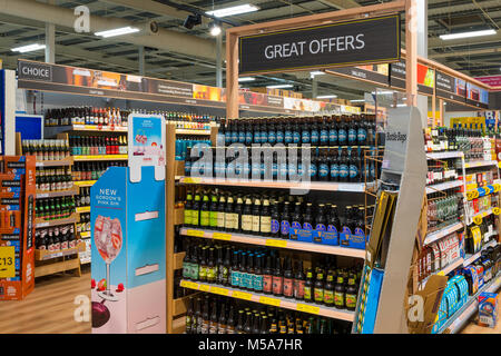 Birra e alcolici in vendita in un supermercato, Irlanda Foto Stock