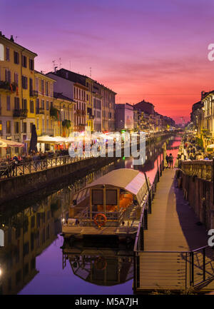 Il Naviglio Grande canal, Milano, Italia di notte Foto Stock