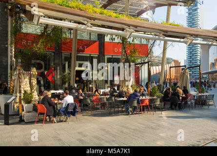 Le persone a un street cafe a Porta Nuova, Milano, Italia - il distretto centrale degli affari Foto Stock