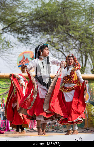 Ragazze indiano di eseguire la tradizionale danza folk sul palco Foto Stock