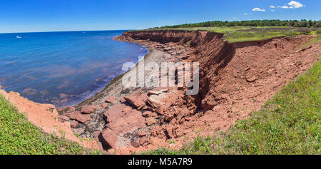 Vista panoramica di rocce rosse e scogliere sulla spiaggia di Cavendish, Prince Edward Island National Park, Canada Foto Stock