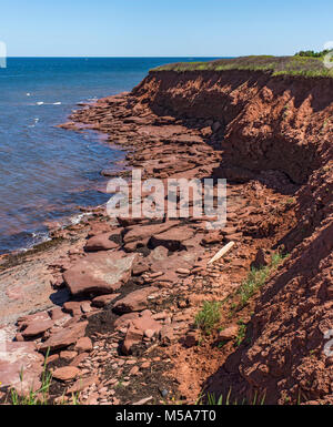 Rocce Rosse e scogliere sulla spiaggia di Cavendish (verticale), Prince Edward Island National Park, Canada Foto Stock