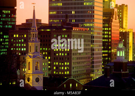 Centro di Providence Rhode Island, Stati Uniti d'America come visto dalla collina di College di notte. Foto Stock