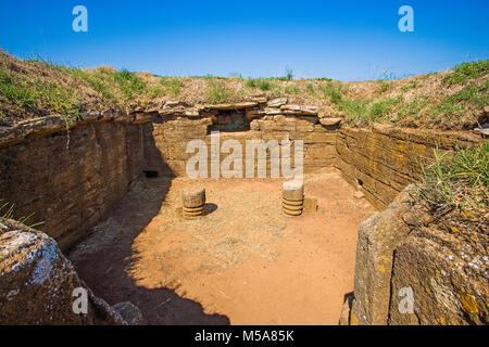 L'Italia, Toscana, Baratti archeologica etrusca, Parco archeologico Necropoli,S. Cerbone archeologia, Tomba dei poliformali Ayballes Foto Stock