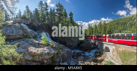 Bernina Express Berninamassiv vor im Oberengadin Foto Stock