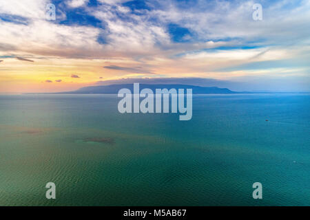 Preah Monivong Bokor Parco Nazionale in Cambogia, vista dall'isola di Phu Quoc, Vietnam. Foto Stock