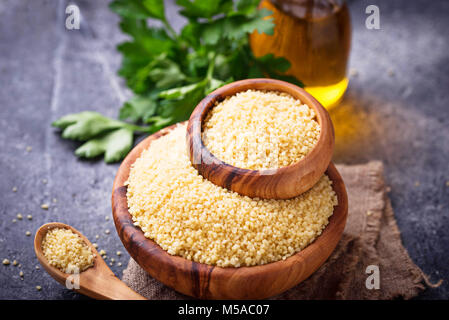 Il cous cous grano nel recipiente di legno Foto Stock