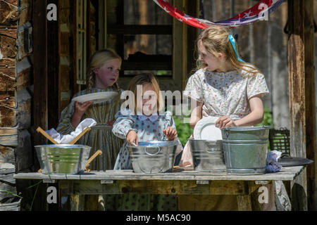 Stati Uniti d'America, America, Rockies, Montana, Nevada City Città Fantasma , bambini lavaggio piatti nel villaggio storico Foto Stock