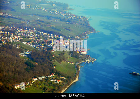 Vista aerea di Meersburg, il suo porto e i vigneti in riva al lago di Costanza, Germania meridionale in primavera Foto Stock