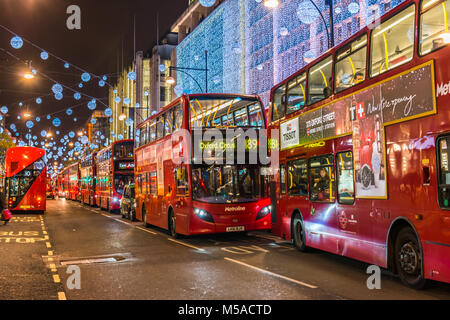 Autobus rossi di Londra in Oxford street a Natale. Foto Stock