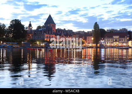 Chateau Ouchy (Château d'Ouchy) sul Lago di Ginevra promenade di sera time, Losanna, Svizzera Foto Stock