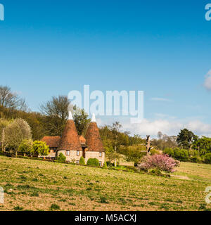 Oast House style casa vicino a Ightham Mote nel Kent, Inghilterra. Foto Stock