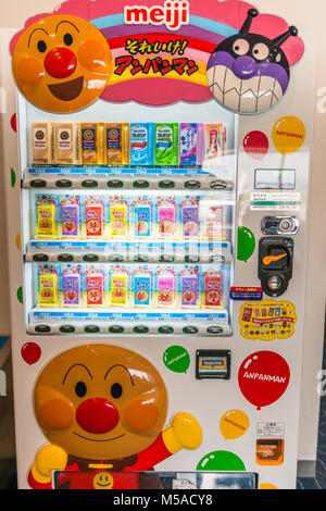 Meiji caffetteria e soft drink distributore automatico di Anpanman Baikinman e caratteri. L'aeroporto di Haneda di Tokyo, Giappone Foto Stock