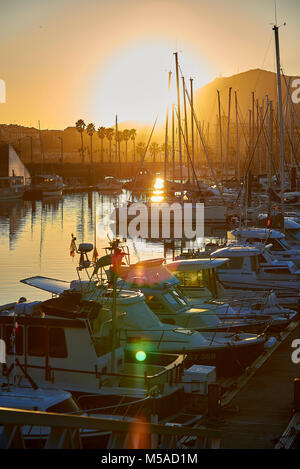 Hendaye, Francia - 28 gennaio 2018. Yacht ormeggiati in Port de Plaisance, il porto per il tempo libero di Hendaye, Aquitaine, Pirenei Atlantiques, Francia. Foto Stock