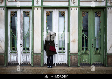 Guardando attraverso le tre porte della Viennese art nouveau padiglione Stadtbahn a Karlsplatz, a Vienna, Austria. Foto Stock