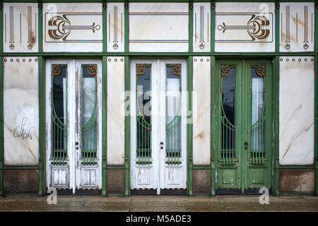 Guardando attraverso le tre porte della Viennese art nouveau padiglione Stadtbahn a Karlsplatz, a Vienna, Austria. Foto Stock